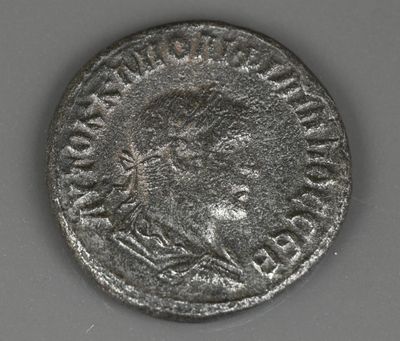une pièce d'argent sur laquelle est représentée la tête d'un homme