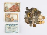 beaucoup de pièces et un billet de banque sur la table