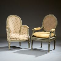 Fauteuil médaillon en hêtre laqué gris.