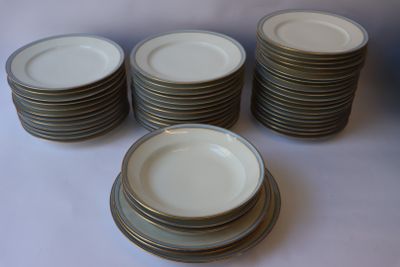 une pile d'assiettes empilées les unes sur les autres sur une table