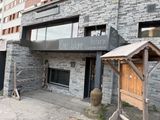 un bâtiment sur la façade duquel est accrochée une enseigne