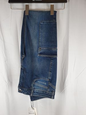 le jean est suspendu à un cintre sur un drap blanc