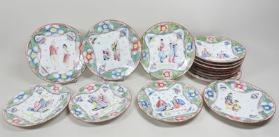 plusieurs assiettes aux motifs variés sont empilées les unes sur les autres