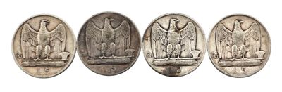 quatre types différents de pièces d'argent sur fond blanc