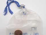 un gros plan sur un sac contenant une pièce de monnaie