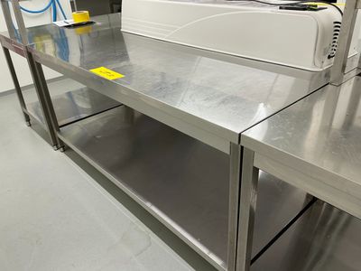 une machine posée sur une table dans la cuisine