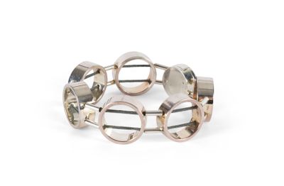 un gros plan sur un bracelet en argent et or rose orné de cercles