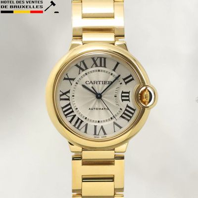 une image d'une montre-bracelet en or dont le cadran comporte des chiffres romains