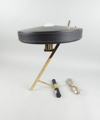 une lampe de bureau noire et dorée avec un abat-jour en cuir noir