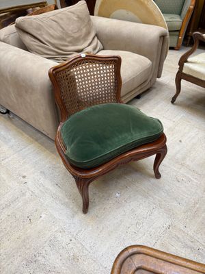 Chauffeuse à fond de canne en bois mouluré et sculpté reposant sur des - Photo 1