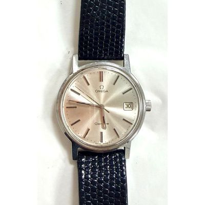 une image d'un gros plan d'une montre-bracelet sur une surface blanche