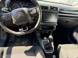l'intérieur d'une voiture avec un volant et des commandes sur le tableau de bord
