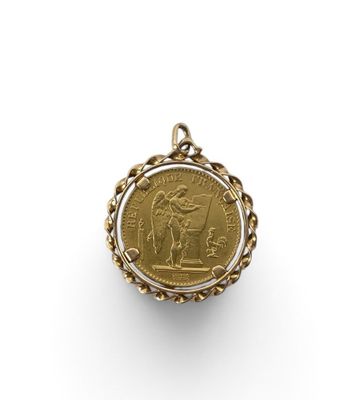 un pendentif en forme de pièce d'or représentant un homme à cheval