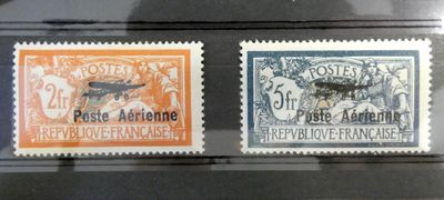 trois timbres différents sont exposés dans une vitrine