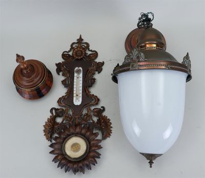 une lampe accrochée au mur à côté d'une horloge
