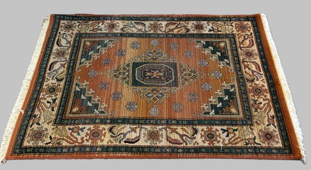 Tapis d’Orient. 175 x 118 cm. Usures, À nettoyer