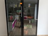 un réfrigérateur qui se trouve dans une pièce avec un parquet