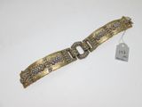 un bracelet en or serti de diamants sur fond blanc
