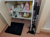 une petite salle de bains avec un lavabo et des toilettes