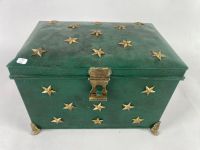 Coffret en tôle peinte verte, rehaussé d'étoiles dorées, sur… (photo 2)