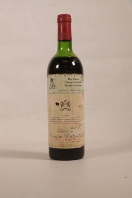 une bouteille de vin posée sur une table