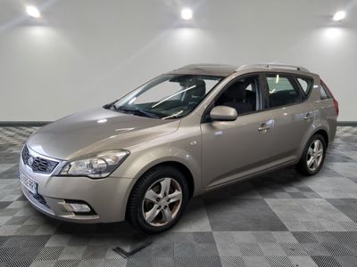la photo d'une voiture argentée garée dans un garage