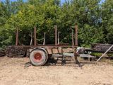 un tracteur garé à côté d'un tas de bois