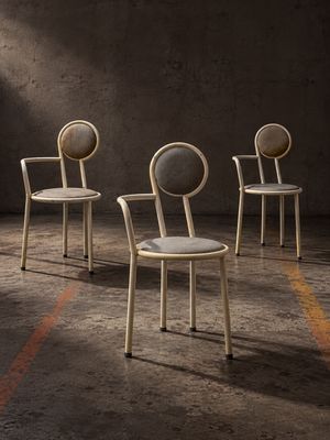 trois chaises dans une pièce où la lumière pénètre par la fenêtre