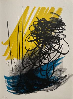 une peinture représentant une œuvre abstraite noire et jaune sur fond blanc