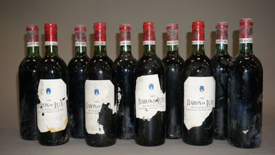 six bouteilles de vin sont alignées sur une table