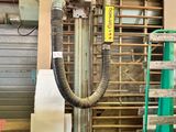 une machine qui se trouve à l'intérieur d'un bâtiment