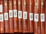 de nombreux livres sur une étagère, avec leurs étiquettes de prix
