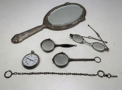 un grand nombre d'objets posés sur une table