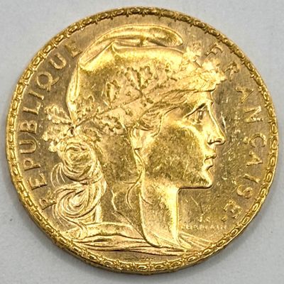 Gros plan sur une pièce d'or ornée d'une tête de femme