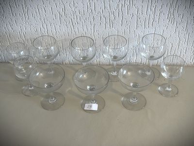 plusieurs verres à vin vides sont alignés sur une table