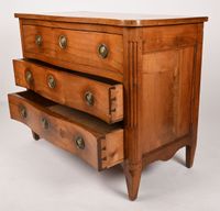 Commode en noyer, la façade légèrement galbée ouvrant par tr… (photo 4)