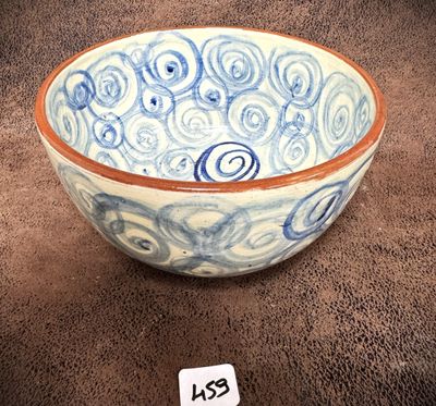 un bol bleu et blanc orné de motifs en spirale