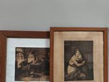 deux photos encadrées représentant une femme et un homme, accrochées au mur