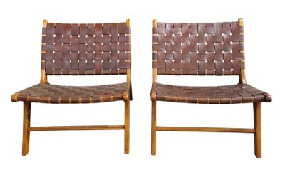 une paire de fauteuils en cuir marron, ornés chacun de lanières tressées