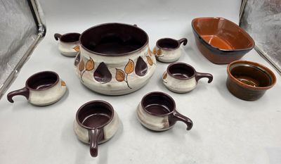 de nombreuses tasses et soucoupes posées sur une table blanche