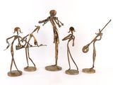 trois figurines en bronze représentant un homme et une femme jouant d'un instrument