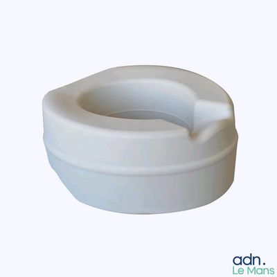 une cuvette de WC blanche avec un couvercle, sur fond blanc