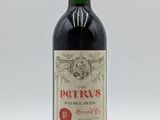une bouteille de vin posée sur une table
