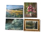 quatre tableaux représentant des tournesols et un vase de fleurs accrochés au mur