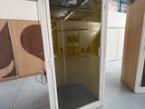 deux portes ouvertes dans une pièce