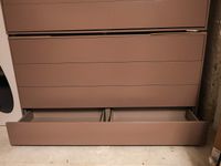 Commode en mélaminé laqué taupe, ouvrant par quatre tiroirs (photo 2)