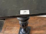 une table noire sur laquelle figure un chiffre, posée sur une table en bois