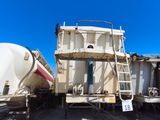 un camion garé à côté d'un camion-malaxeur