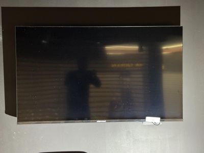 un téléviseur fixé au mur dans un coin de la pièce