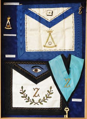 une image représentant un tablier maçonnique bleu et blanc orné de symboles maçonniques